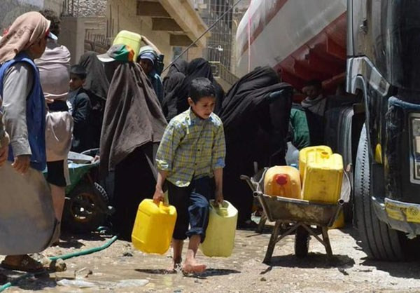 Một em nhỏ Yemen xách nước về nhà.