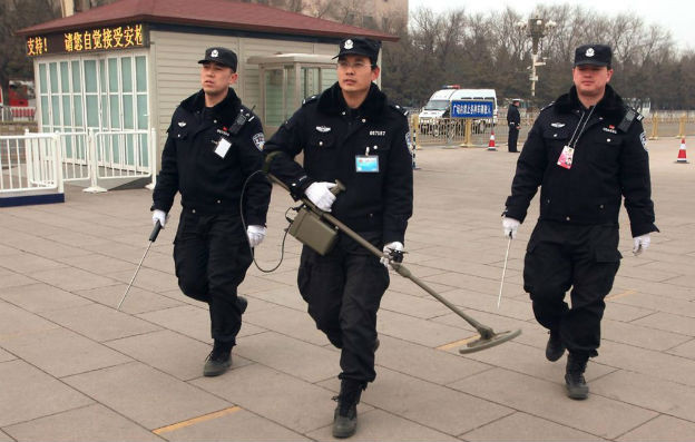 Cảnh sát Trung Quốc dùng máy dò kim loại tìm vật thể khả nghi tại quảng trường Thiên An Môn, Bắc Kinh trước thềm Hội nghị Hiệp thương chính trị nhân dân Trung Quốc (CPPCC) tháng 3/2012. Ảnh: UPI.