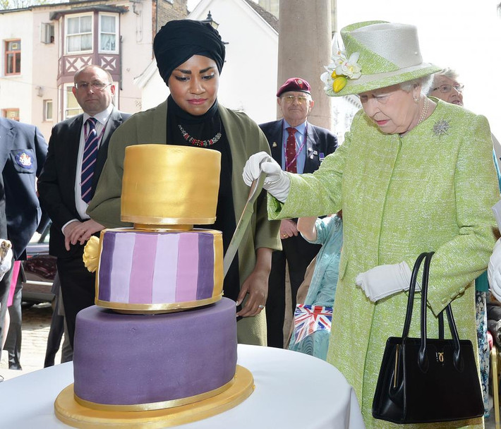 Nữ hoàng Elizabeth II cắt bánh mừng sinh nhật lần thứ 90 của bà hôm 21/4.