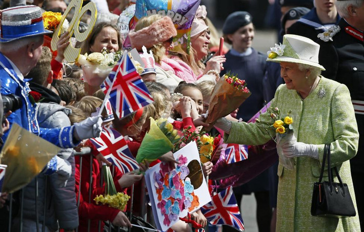 Nữ hoàng Elizabeth II nhận hoa và thiệp chúc mừng sinh nhật từ người dân ở Windsor ngày 21/4.