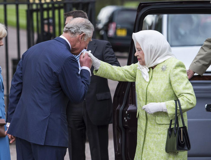 Thái tử Charles hôn lên tay mẹ, Nữ hoàng Elizabeth II, trong sự kiện mừng sinh nhật lần thứ 90 của Nữ hoàng hôm 21/4.
