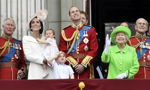 Các thành viên trong gia đình Hoàng gia Anh (từ trái sang): Thái tử Charles, Công nương Kate Middleton bế tiểu công chúa Charlotte, Hoàng tử bé George, Hoàng tử William, Nữ hoàng Anh Elizabeth II và Hoàng tế Philip đứng ở ban công cung điện Buckingham theo dõi một buổi biểu diễn sau cuộc diễu hành thường niên Trooping the Colour mừng sinh nhật lần thứ 90 của Nữ hoàng hôm 11/6.