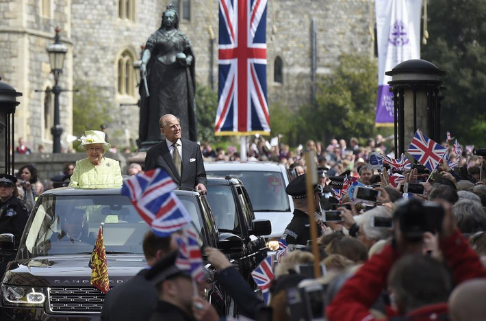 Nữ hoàng Elizabeth II và Hoàng tế Philip diễu hành qua đường phố ở Windsor trong sự chào đón nồng nhiệt của người dân.