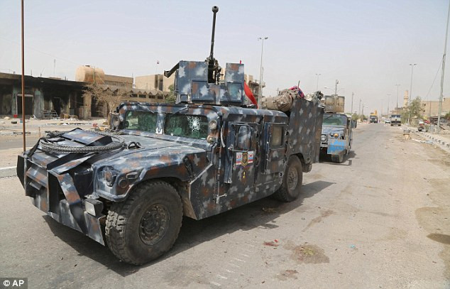 Các lực lượng an ninh Iraq tuần tra trên đường phố Fallujah.