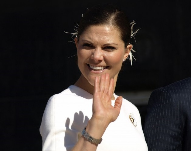 Công chúa Victoria của Thụy Điển là người thừa kế ngai vàng từ vua cha Carl XVI - cháu thứ ba của Nữ hoàng Anh Elizabeth II. Năm 1979, Công chúa Victoria được tấn phong làm người kế vị, trước em trai của cô. Cô đã kết hôn và có hai con.