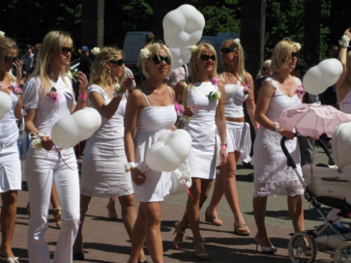 Tại Latvia có một lễ hội thường niên đặc biệt, đó chính là lễ hội nhuộm tóc vàng. Bất cứ ai tham gia lễ hội này đều có cơ hội được thay đổi màu tóc.