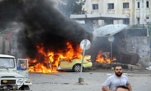 Những em học sinh Syria đi qua đống đổ nát ở Jobar, ngoại ô thủ đô Damascus, ngày 30/4.
