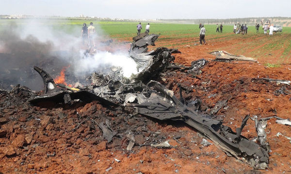 Chiến đấu cơ Syria cháy rụi sau khi bị nhóm khủng bố Mặt trận al-Nusra, một tổ chức liên quan đến mạng lưới khủng bố al-Qaeda, bắn hạ ở thị trấn al-Eis, miền bắc Syria, ngày 5/4/2016.