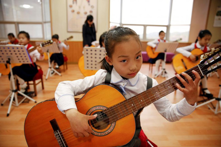 Trẻ em Triều Tiên học đánh đàn ghi-ta tại cung thiếu nhi Mangyongdae ở trung tâm thủ đô Bình Nhưỡng ngày 5/5/2016.