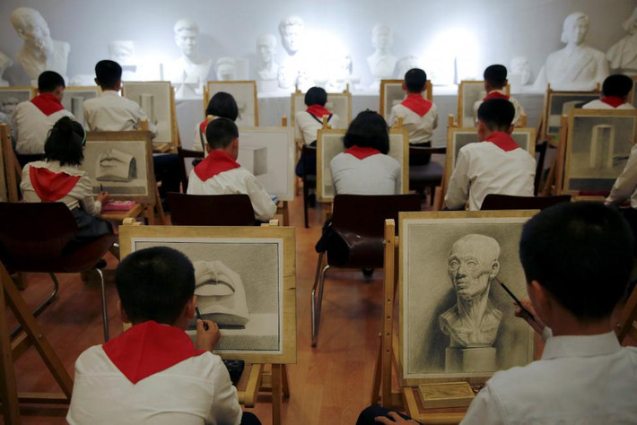Các em học sinh học vẽ tại cung thiếu nhi Mangyongdae ở Bình Nhưỡng hôm 5/5.