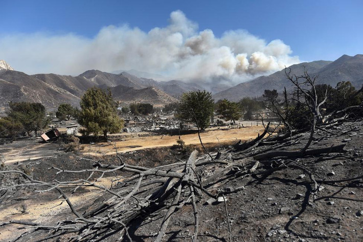 Đám cháy Erskine Fire bùng phát vào chiều ngày 23/6 ở chân đồi của hạt Kern, cách Bakersfield khoảng 68 km về phía đông bắc. Các nhà chức trách cho biết, 3 lính cứu hỏa đã phải nhập viện trong lúc làm nhiệm vụ.