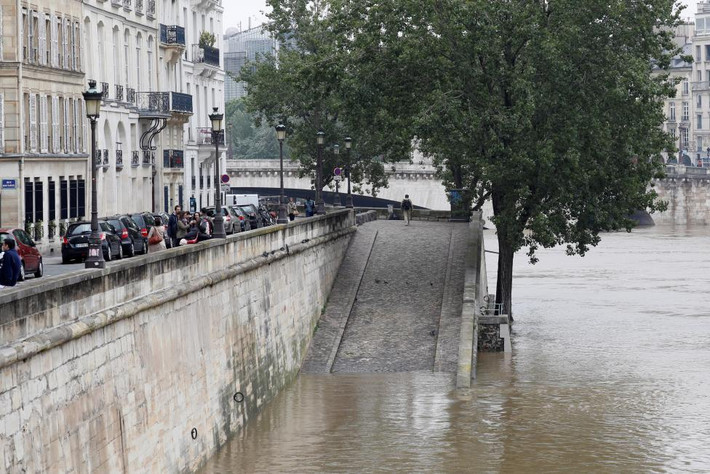 Quang cảnh ở đảo Ile Saint-Louis trên sông Seine.