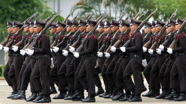 Trang phục của cảnh sát Thái Lan có màu tối. Ảnh: Getty.