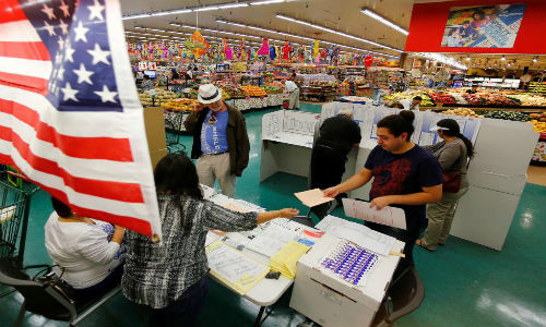 Người dân bỏ phiếu tại một điểm bỏ phiếu trong cửa hàng thực phẩm ở National City, California.