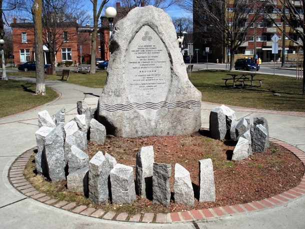 Ngày 6/12/1989, Marc Lépine đã bắn chết 14 phụ nữ trước khi tự sát ở Trường Ecole Polytechnique, Montreal, Canada.