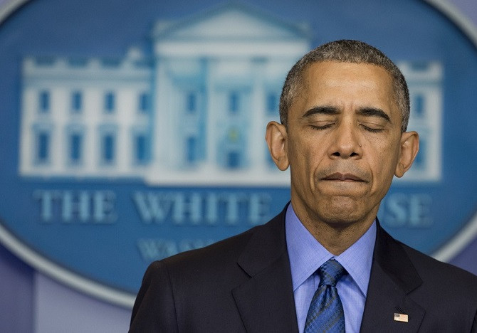 Tổng thống Mỹ Obama ngày 18/6/2015 bày tỏ “đau buồn và giận dữ” khi phát biểu về vụ xả súng tại nhà thờ tại thành phố Charleston, bang South Carolina, khiến 9 người da đen thiệt mạng vài ngày trước đó. “Tôi đã phải đưa ra những tuyên bố như thế này quá nhiều lần rồi. Người Mỹ đã phải chịu thảm kịch như vậy cũng rất nhiều lần rồi. Chúng ta chưa có số liệu cụ thể, nhưng chúng ta biết rằng, một lần nữa những người vô tội bị sát hại vì những kẻ xấu không gặp khó khăn gì để mua được súng”. Obama tiếp lời: “Giờ là lúc chúng ta bày tỏ lòng thương tiếc và hàn gắn nỗi đau. Tuy nhiên, chúng ta phải thừa nhận, hành động thảm sát như thế này không thường xảy ra ở các nước phát triển khác và cũng không diễn ra với tần suất thường xuyên như vậy". Ảnh: Getty