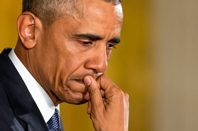 Phút trầm tư của ông Obama khi phát biểu ngày 5/1. Nhiều ý kiến cho rằng văn hóa súng đạn của Mỹ đã kéo theo những hệ lụy, lấy dẫn chứng là hàng loạt con số thống kê về những rủi ro có thể xảy ra khi quyền sở hữu súng trở nên phổ biến. Theo thống kê của chiến dịch Brady, trung bình 89 người chết mỗi ngày và 32.514 người chết mỗi năm vì bạo lực súng đạn ở Mỹ. Nếu năm 1990, khoảng 19% dân Mỹ phản đối việc kiểm soát súng chặt chẽ hơn, hiện nay, khoảng 55% người Mỹ ủng hộ luật kiểm soát súng. Vấn đề ủng hộ hay phản đối kiểm soát súng trong Quốc hội Mỹ có sự phân hóa rõ rệt. Ảnh: Reuters