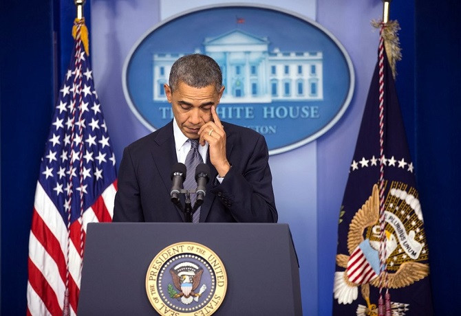 Tổng thống Obama phát biểu về vụ xả súng tại trường tiểu học Sandy Hook bang Connecticut tháng 12/2012 khiến 26 người chết trong đó có 20 trẻ em. Người đứng đầu nước Mỹ đã gạt nước mắt trên truyền hình quốc gia khi ông gửi lời chia buồn sâu sắc tới gia đình nạn nhân. Ông tiếp tục nhấn mạnh sự cấp thiết của việc kiểm soát súng. "Suy nghĩ và những lời cầu nguyện của chúng ta là không đủ. Không hề đủ. Nó không nắm bắt được nỗi đau khổ và giận dữ mà chúng ta cảm thấy, và nó không có tác dụng gì trong việc ngăn chặn cuộc tàn sát ở những nơi khác của nước Mỹ, tuần tới hay vài tháng nữa", Obama nói. Ảnh: White House