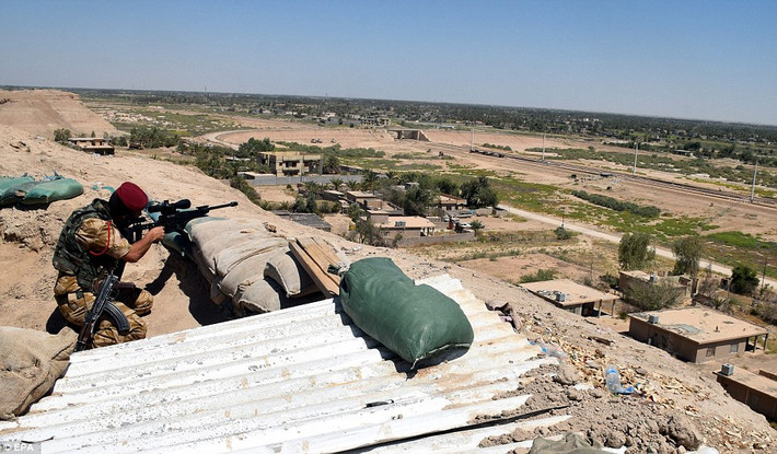 Daily Mail đưa tin, quân đội Iraq vừa tái chiếm được một tuyến đường thoát hiểm an toàn ở Fallujah vốn bị phiến quân IS chiếm quyền kiểm soát trong suốt hai năm qua.