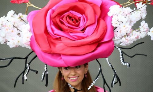 Khi đến tham dự lễ hội đua ngựa Royal Ascot 2016, tất cả phụ nữ đều phải chọn riêng cho họ một chiếc mũ được thiết kế đặc biệt. Ảnh: Chiếc mũ đỏ rực hình bông hoa gây ấn tượng tại lễ hội.
