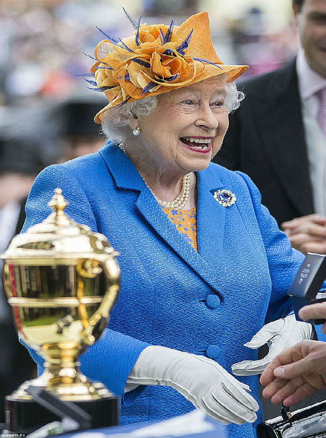 Lễ hội đua ngựa danh tiếng Royal Ascot được tổ chức thường niên và kéo dài trong 5 ngày tại Anh. Ảnh: Nữ hoàng Anh Elizabeth II tham dự sự kiện. Bà đội một chiếc mũ màu cam sang trọng.