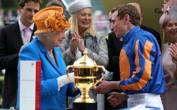 Nữ hoàng Anh Elizabeth II trao Cúp vàng cho người chiến thắng Ryan Moore.