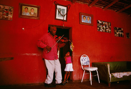 Cha chơi vĩ cầm cho con gái nghe ở El Carmen, Peru.