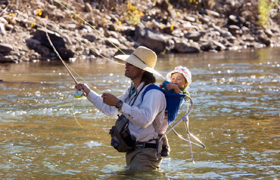 Hai cha con đi câu trên sông Dolores, Colorado, Mỹ.
