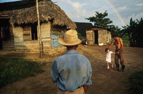 Con gái khoe giày mới với cha và ông nội ở một trang trại thuốc lá, Manicaragua, Cuba.