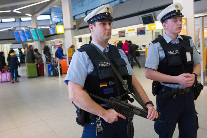 Cảnh sát Đức làm nhiệm vụ tại sân bay Tegel, thủ đô Berlin. Ảnh: WSJ.