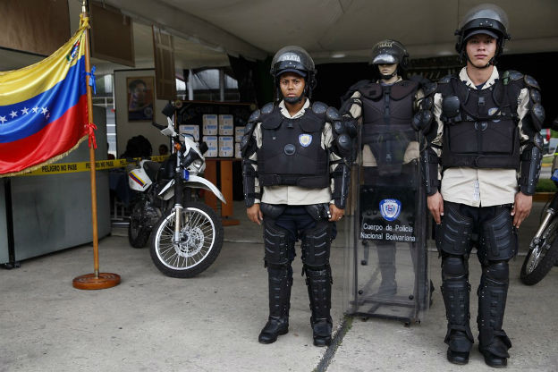 Cảnh sát quốc gia Venezuela được trang bị các thiết bị chống bạo động, gồm áo giáp. Ảnh: Reuters.