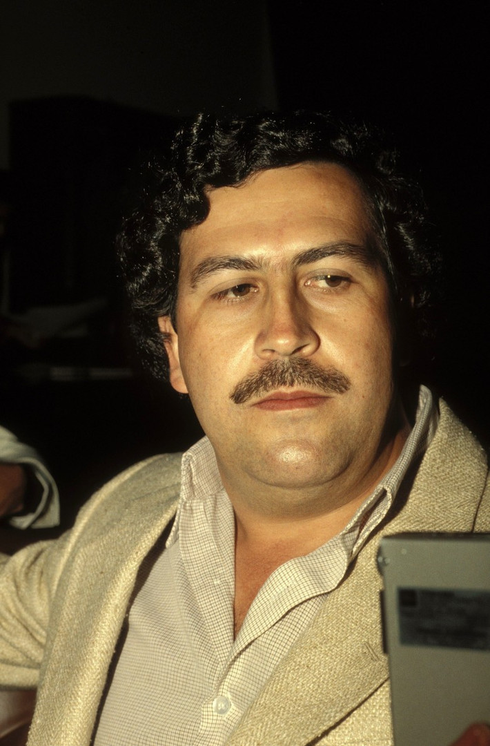 Pablo Escobar là một trong những tên tội phạm khét tiếng giàu nhất thế giới với khối tài sản “khủng” lên tới 30 tỷ USD. Pablo có thể được coi là trùm ma túy “nổi tiếng” nhất từ trước đến giờ, tên tội phạm ma túy thông minh, sáng tạo và có óc tổ chức tốt nhất mọi thời đại.