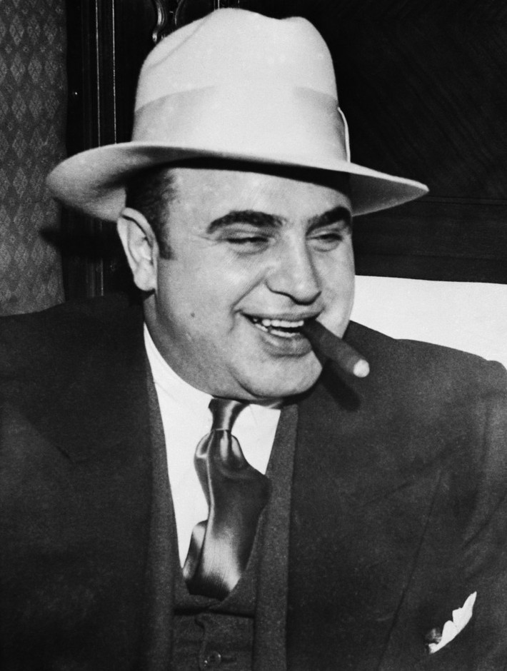 Al Capone là một gangster người Mỹ đứng đầu tổ chức tội phạm Chicago Outfit, chuyên buôn lậu rượu cùng các hoạt động bất hợp pháp khác. Al Capone phạm nhiều tội khác nhau, từ buôn bán ma túy, mại dâm hay giết người.