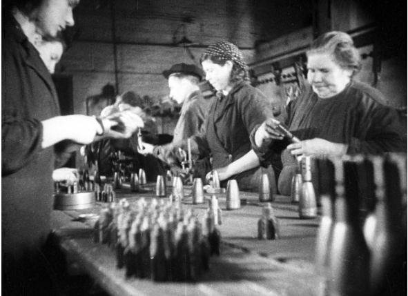 Người dân Liên Xô sản xuất mìn tại một trong những nhà máy ở Moscow năm 1941.
