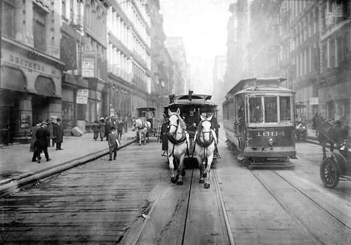 Xe ngựa và xe điện trên đường phố Manhattan năm 1917.