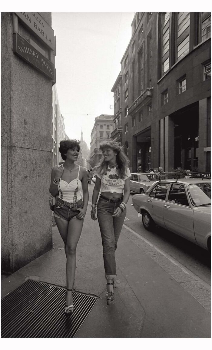 Thời trang của hai cô gái ở Milano năm 1972.