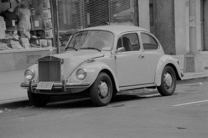 Chiếc ô tô trên đường phố thành phố New York năm 1976.