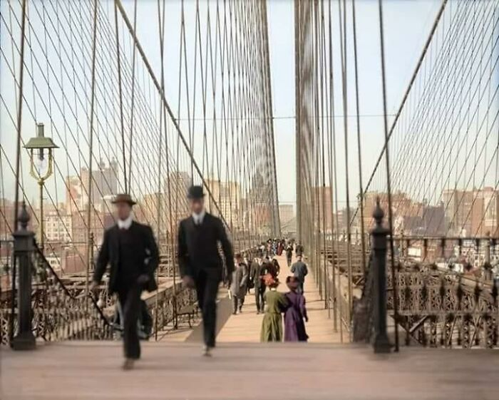 Cảnh mọi người đi bộ trên cầu Brooklyn, thành phố New York, Mỹ, buổi sáng năm 1905.
