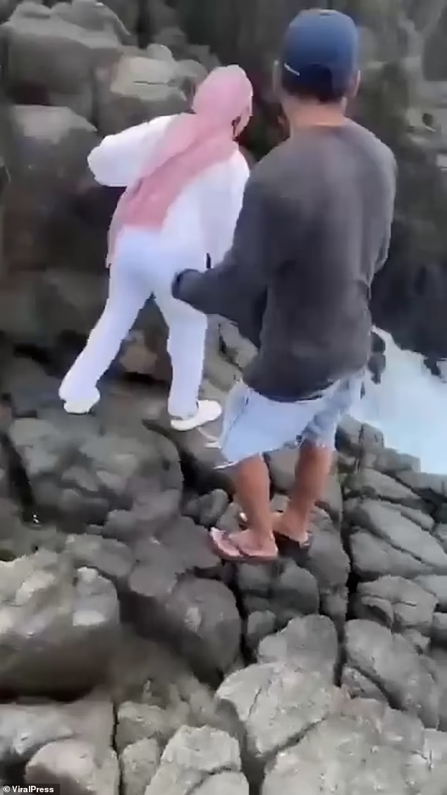 Đoạn video được ghi lại cũng cho thấy, người dân địa phương đã cố gắng hết sức để cứu Merlin khi cô tuyệt vọng bám vào một tảng đá. Tuy nhiên, cô không thể trụ nổi và biến mất trong dòng nước trắng xóa.