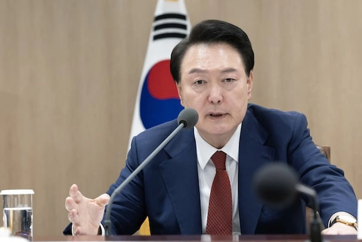 Sau khi tốt nghiệp Trường Trung học Phổ thông Choongam, ông Yoon học luật tại Đại học Quốc gia Seoul, lấy bằng cử nhân Luật năm 1983 và bằng Thạc sĩ Luật năm 1988. Ảnh: Chosun.