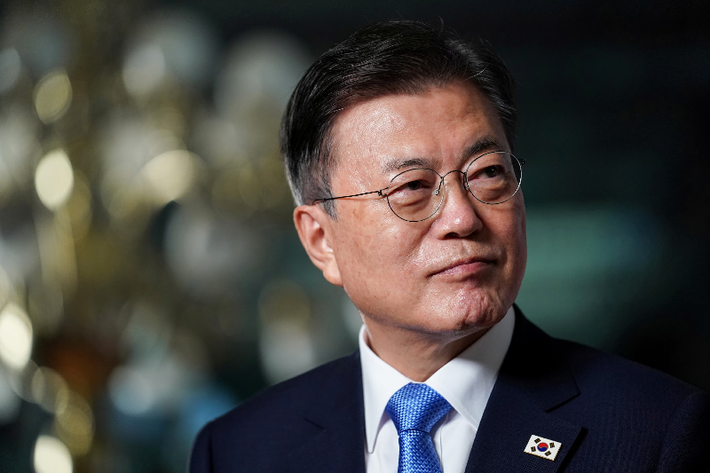 Ngày 19/5/2017, Tổng thống mới đắc cử khi đó là ông Moon Jae-in (ảnh) đã bổ nhiệm ông Yoon làm người đứng đầu Văn phòng Công tố Quận Trung tâm Seoul. Ảnh: Reuters.