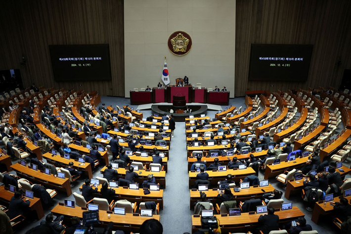 Cụ thể, tối 3/12/2024, Tổng thống Yoon Suk Yeol bất ngờ ban bố tình trạng thiết quân luật khẩn cấp nhưng đã phải dỡ bỏ lệnh sau 6 giờ. Ông Yoon đối mặt với nguy cơ bị luận tội sau quyết định gây tranh cãi này. Ảnh: Reuters.