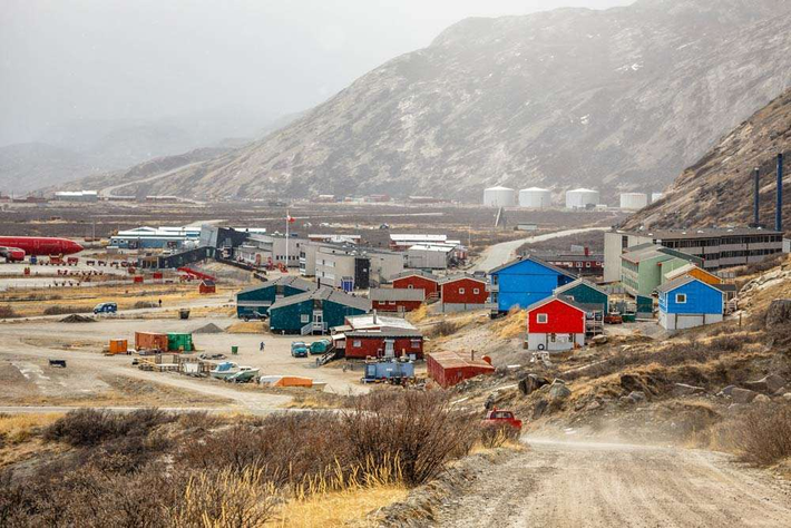 Không có đường bộ hay hệ thống đường sắt nào kết nối các thị trấn ở Greenland với nhau. Có đường bộ trong thị trấn, nhưng chúng kết thúc ở vùng ngoại ô. Mọi hoạt động di chuyển giữa các thị trấn đều được thực hiện bằng máy bay, thuyền, trực thăng hoặc xe trượt tuyết,...Ảnh: SA.