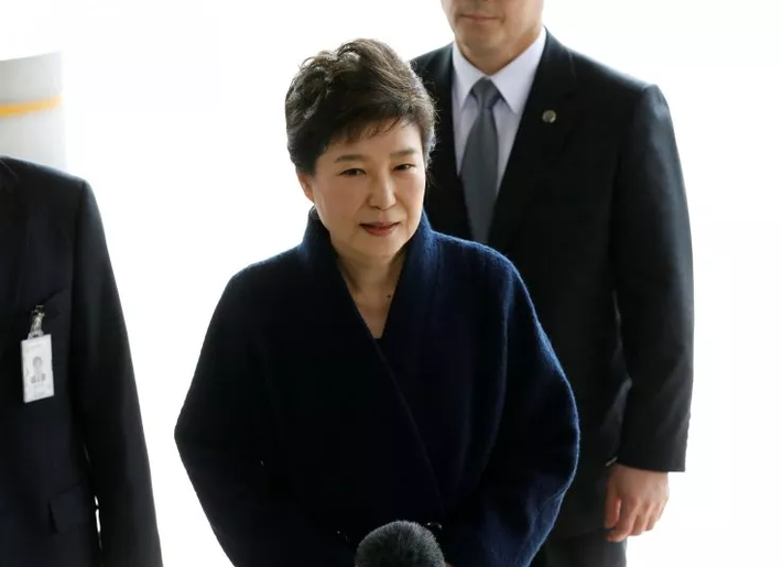 Năm 2014, bà hứng chịu chỉ trích vì lơi là trách nhiệm trong vụ chìm phà Sewol làm hơn 300 người thiệt mạng. Tháng 12/2016, Quốc hội Hàn Quốc thông qua quyết định luận tội và đình chỉ mọi chức vụ đối với bà Park. Ảnh: Reuters.