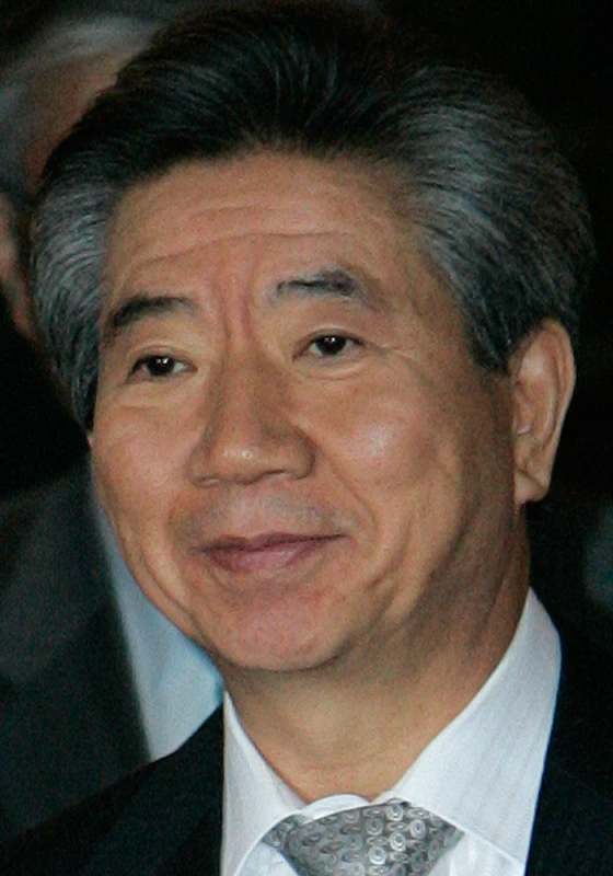Đầu năm 2008, sau khi hết nhiệm kỳ và chuyển giao quyền lực cho Tổng thống Lee Myung Bak, ông Roh cùng vợ về quê nhà ở làng Bongha. Ngày 30/4/2009, ông Roh Moo Hyun bị truy tố với cáo buộc nhận hối lộ. Ngày 23/5/2009, ông tự tử và để lại bức thư tuyệt mệnh với nội dung: "Tôi hoàn toàn trong sạch". Ảnh: Reuters.