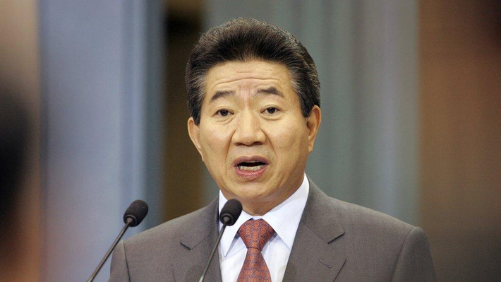 1. Ông Roh Moo Hyun là Tổng thống Hàn Quốc đầu tiên bị Quốc hội luận tội. Ông sinh năm 1946 trong một gia đình nông dân nghèo ở Kimhae, đông nam Hàn Quốc. Ông Roh đã tự học để vượt qua kỳ thi luật vào năm 1975 và trở thành thẩm phán khu vực ở Daejeon năm 1977, trước khi nghỉ việc vào năm 1978 và trở thành luật sư. Ảnh: BBC.