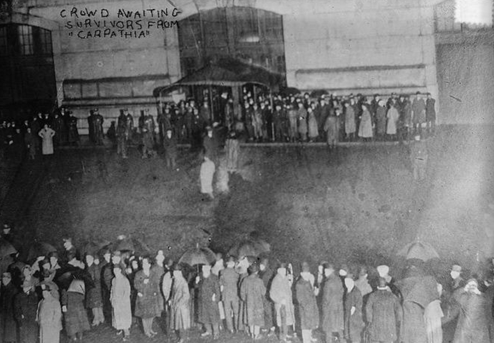 Rất đông người tập trung chờ đón những người sống sót trong vụ chìm tàu Titanic. Ảnh: ATI.