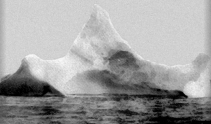 Tảng băng được chụp vào sáng ngày 15/4/1912 chỉ cách nơi tàu Titanic bị chìm vài km về phía nam. Tàu Titanic được cho là đã đâm vào núi băng này. Ảnh: ATI.