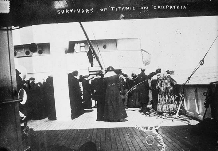 Những người sống sót trong thảm kịch Titanic được đưa lên tàu Carpathia an toàn. Ảnh: ATI.