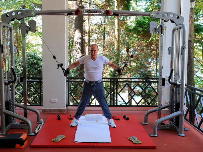 Nhà lãnh đạo Nga tập gym sau khi bơi. Ảnh: BI.